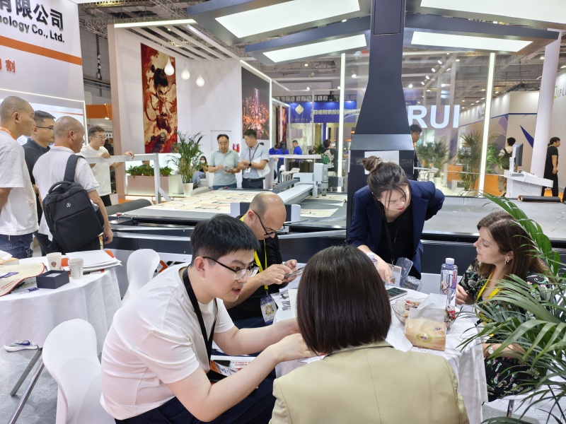 2025卓星科技上海地材展完美收官(圖4) 2025卓星科技上海地材展完美收官(圖4)